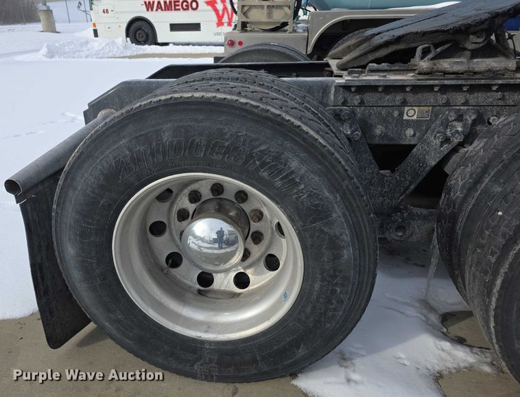 image for item FI0817 2019 Kenworth T680 semi truck