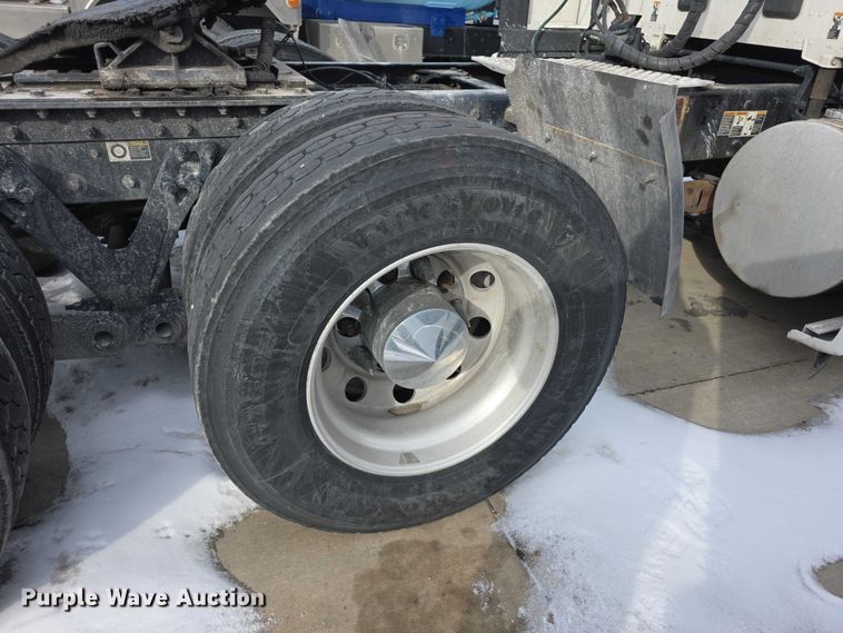 image for item FI0817 2019 Kenworth T680 semi truck