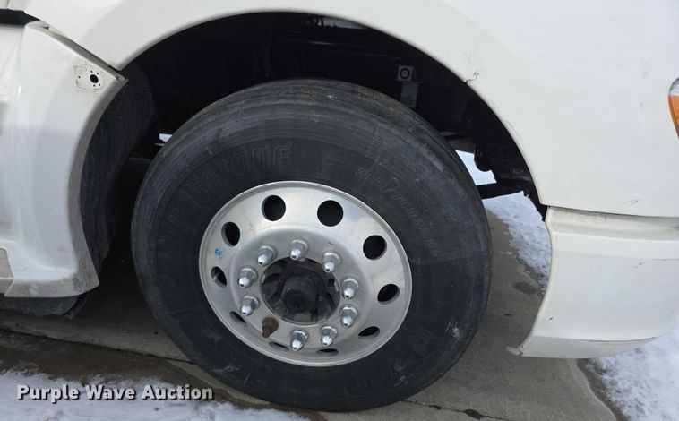 image for item FI0817 2019 Kenworth T680 semi truck