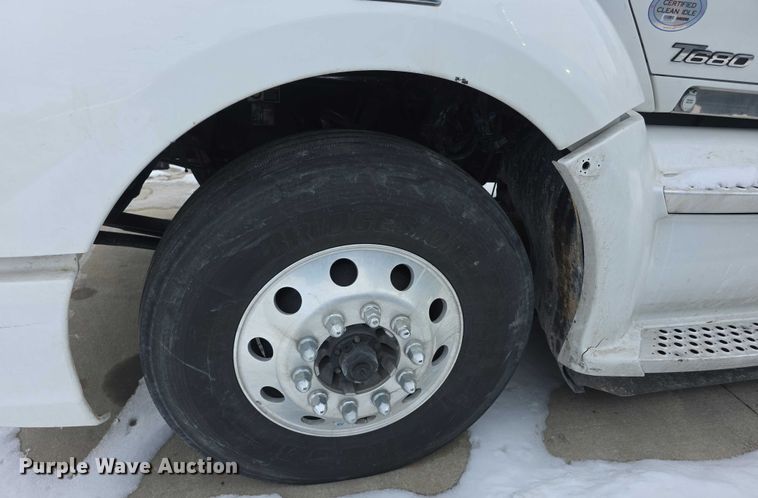 image for item FI0817 2019 Kenworth T680 semi truck