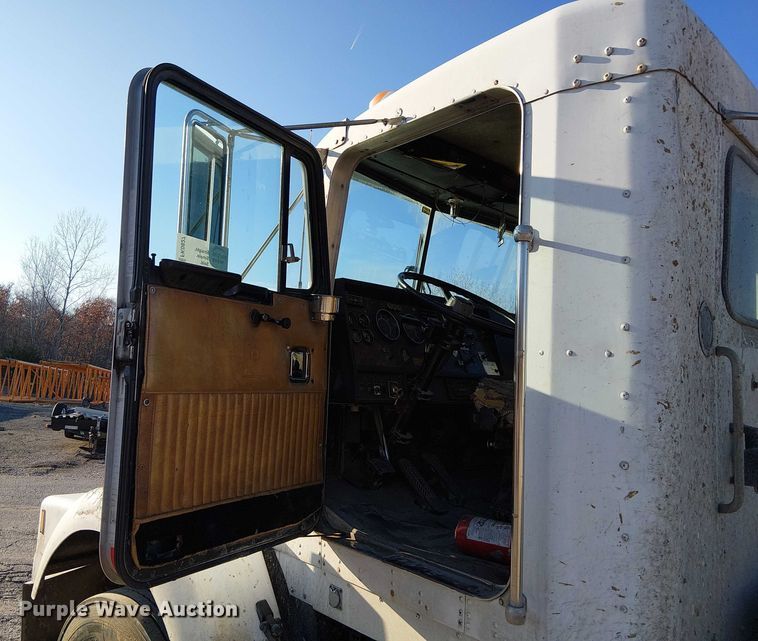 image for item FK0827 1994 Kenworth T800 semi truck