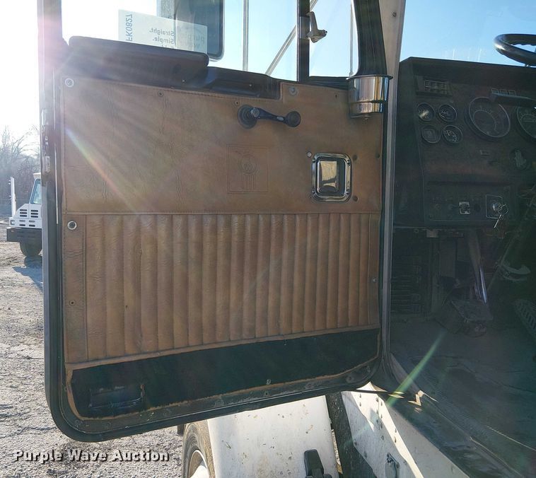 image for item FK0827 1994 Kenworth T800 semi truck