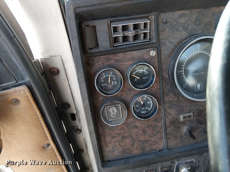 image for item FK0827 1994 Kenworth T800 semi truck