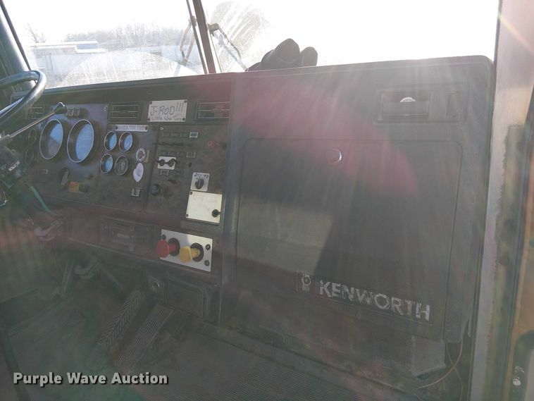 image for item FK0827 1994 Kenworth T800 semi truck