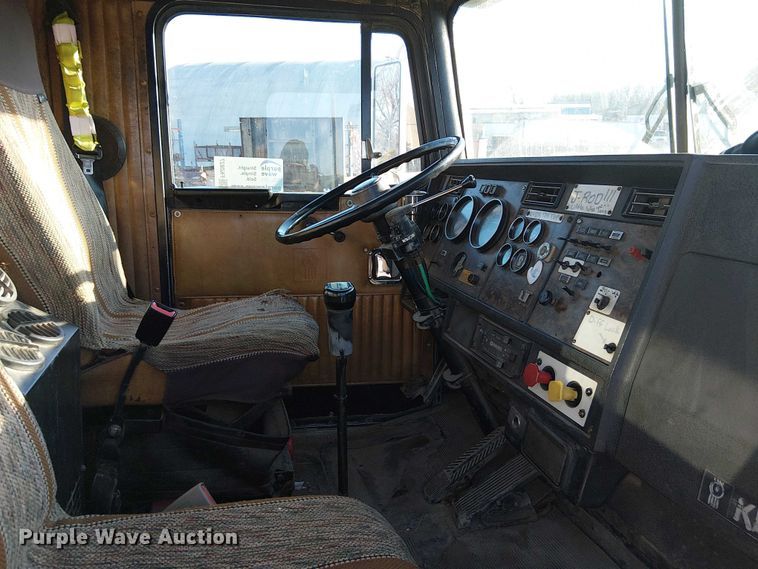 image for item FK0827 1994 Kenworth T800 semi truck