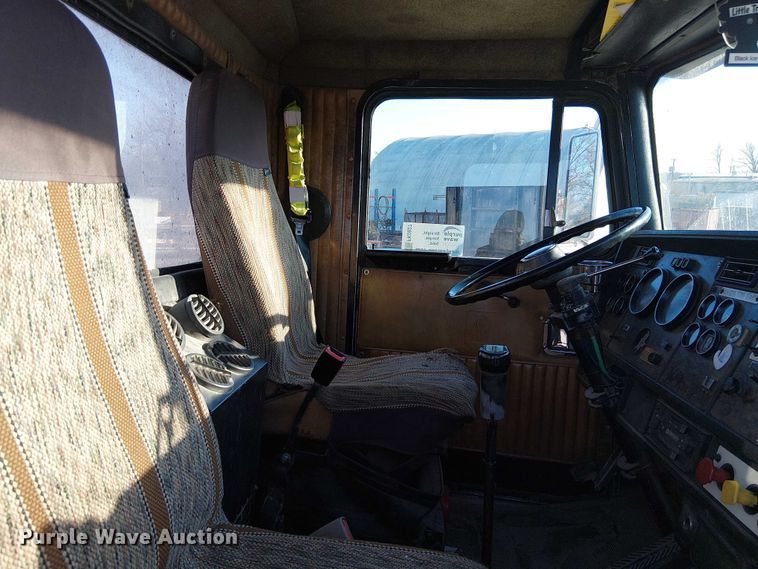 image for item FK0827 1994 Kenworth T800 semi truck