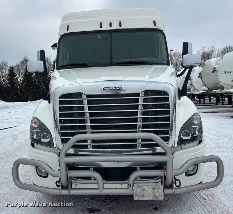 image for item FK1557 2015 Freightliner Cascadia  semi truck