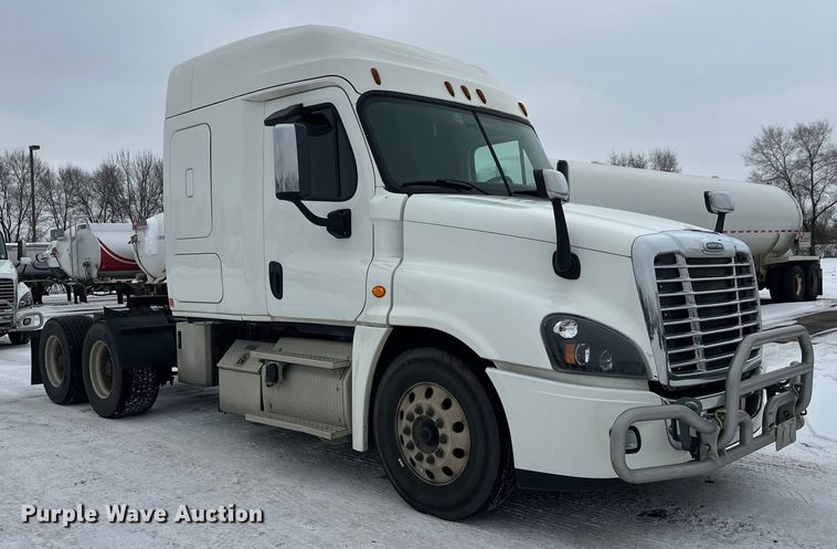 image for item FK1557 2015 Freightliner Cascadia  semi truck