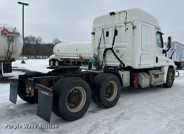 image for item FK1557 2015 Freightliner Cascadia  semi truck