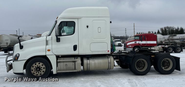 image for item FK1557 2015 Freightliner Cascadia  semi truck