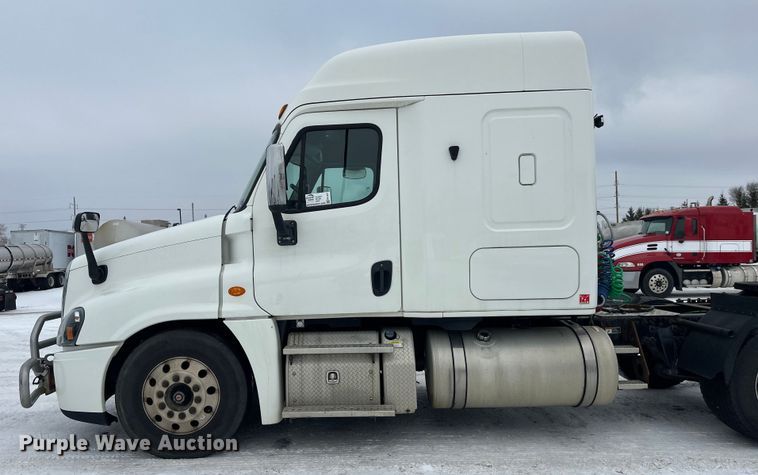 image for item FK1557 2015 Freightliner Cascadia  semi truck