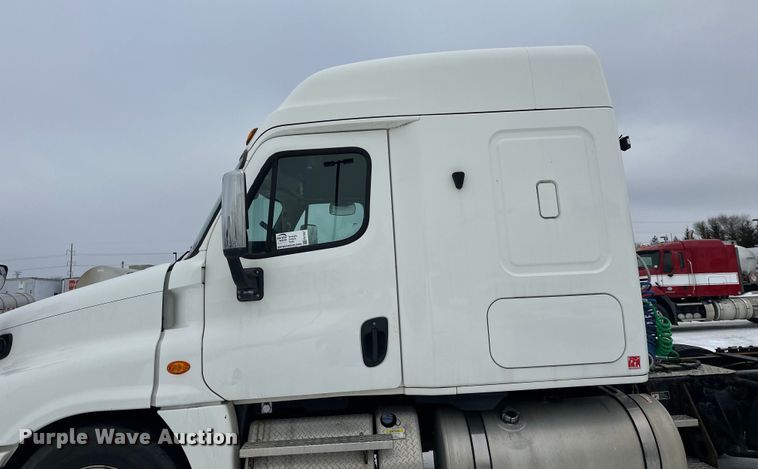 image for item FK1557 2015 Freightliner Cascadia  semi truck