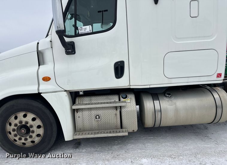 image for item FK1557 2015 Freightliner Cascadia  semi truck