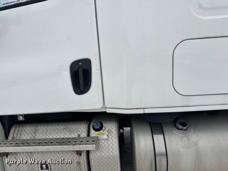 image for item FK1557 2015 Freightliner Cascadia  semi truck