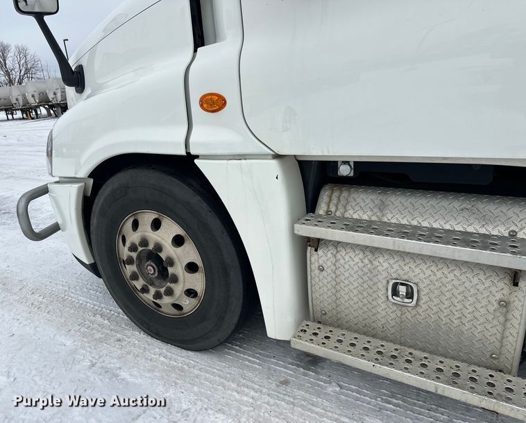 image for item FK1557 2015 Freightliner Cascadia  semi truck