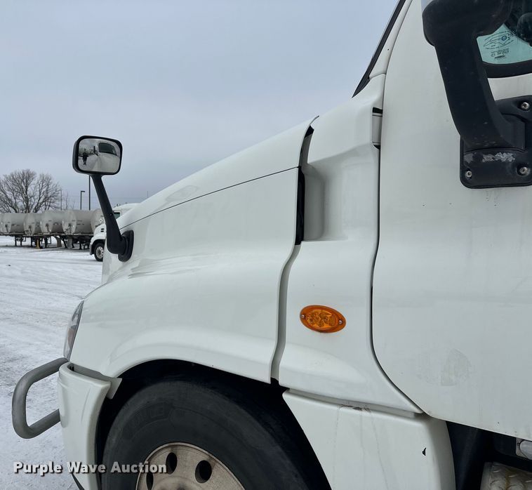 image for item FK1557 2015 Freightliner Cascadia  semi truck