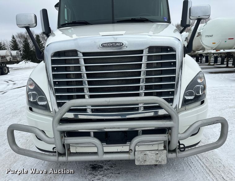 image for item FK1557 2015 Freightliner Cascadia  semi truck