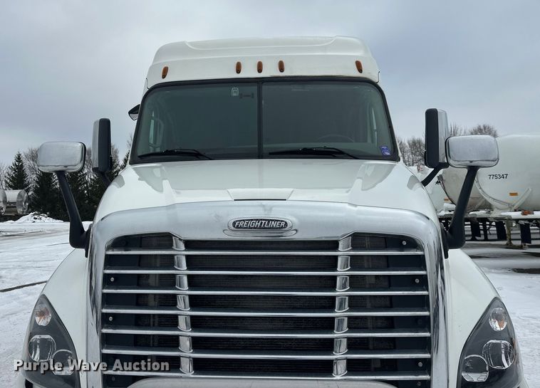 image for item FK1557 2015 Freightliner Cascadia  semi truck