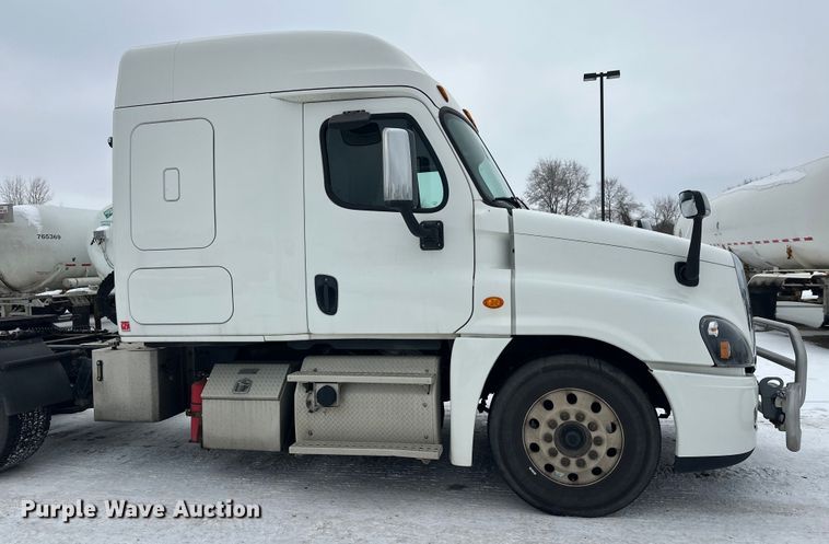 image for item FK1557 2015 Freightliner Cascadia  semi truck