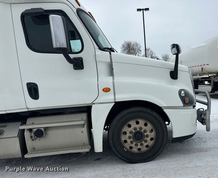 image for item FK1557 2015 Freightliner Cascadia  semi truck