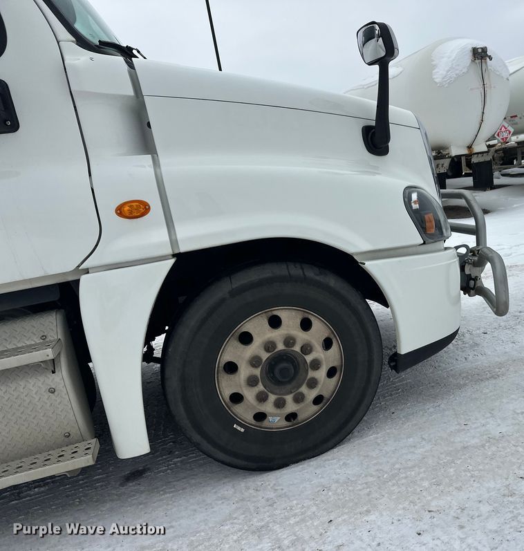 image for item FK1557 2015 Freightliner Cascadia  semi truck