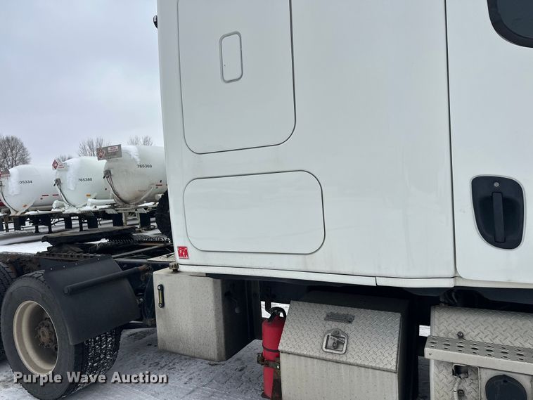 image for item FK1557 2015 Freightliner Cascadia  semi truck