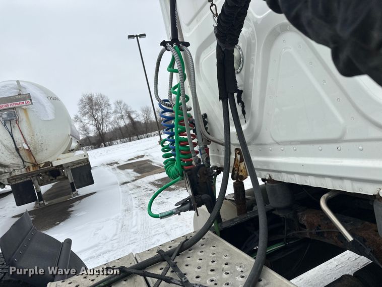 image for item FK1557 2015 Freightliner Cascadia  semi truck