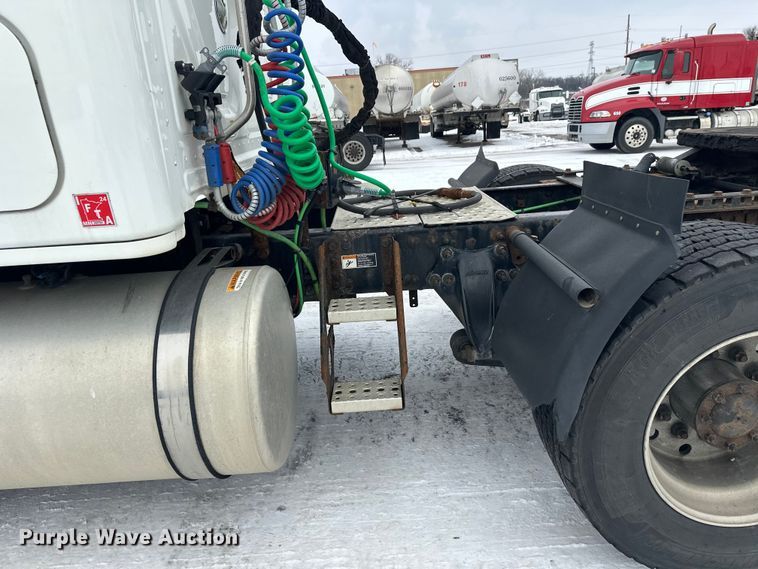 image for item FK1557 2015 Freightliner Cascadia  semi truck