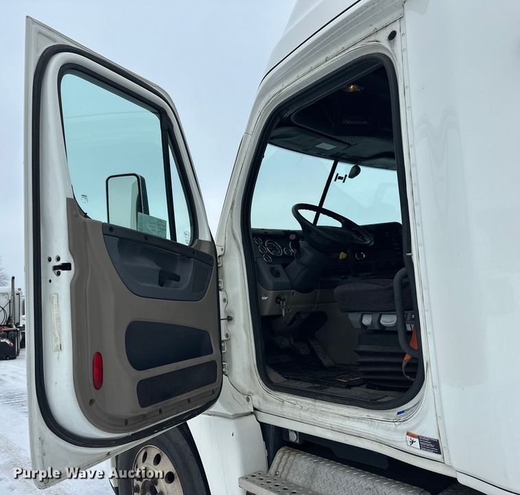 image for item FK1557 2015 Freightliner Cascadia  semi truck