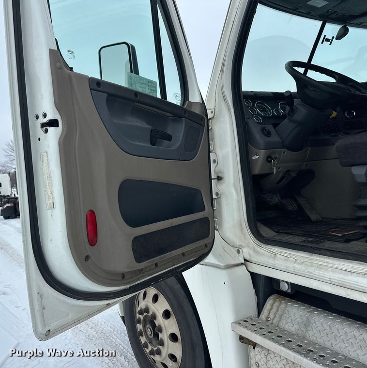 image for item FK1557 2015 Freightliner Cascadia  semi truck