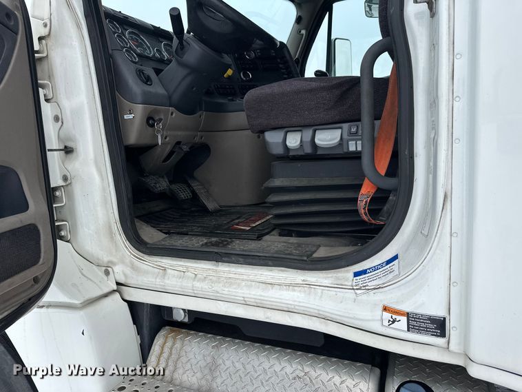 image for item FK1557 2015 Freightliner Cascadia  semi truck