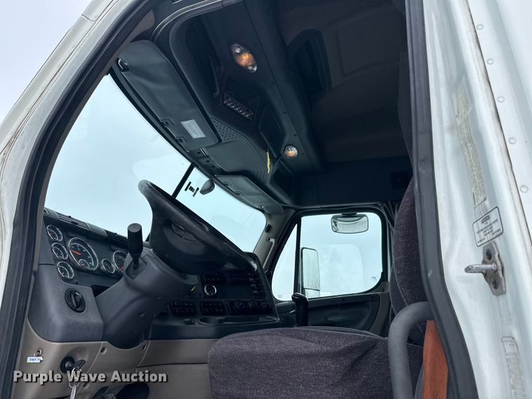 image for item FK1557 2015 Freightliner Cascadia  semi truck