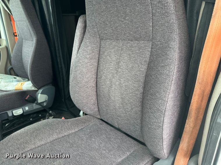 image for item FK1557 2015 Freightliner Cascadia  semi truck