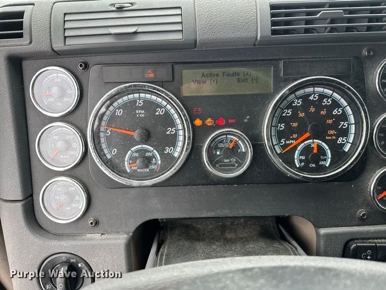 image for item FK1557 2015 Freightliner Cascadia  semi truck