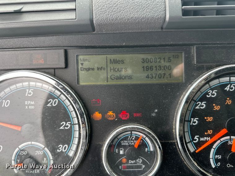 image for item FK1557 2015 Freightliner Cascadia  semi truck