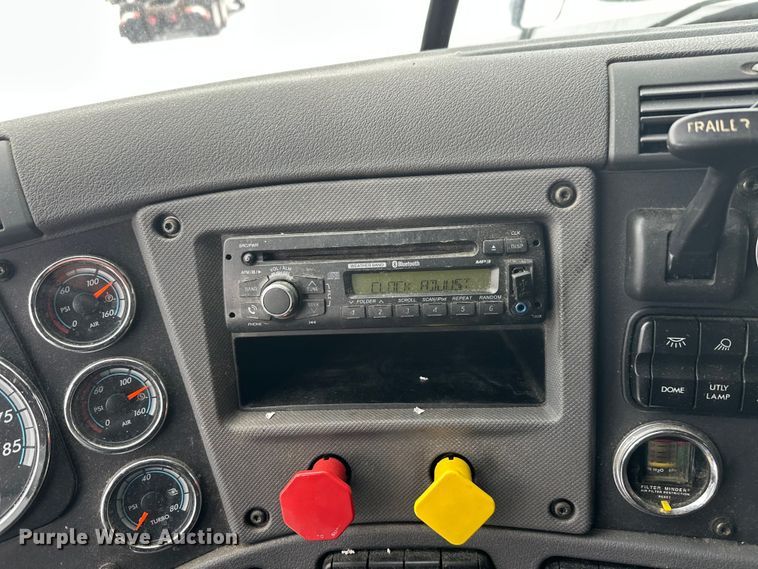 image for item FK1557 2015 Freightliner Cascadia  semi truck