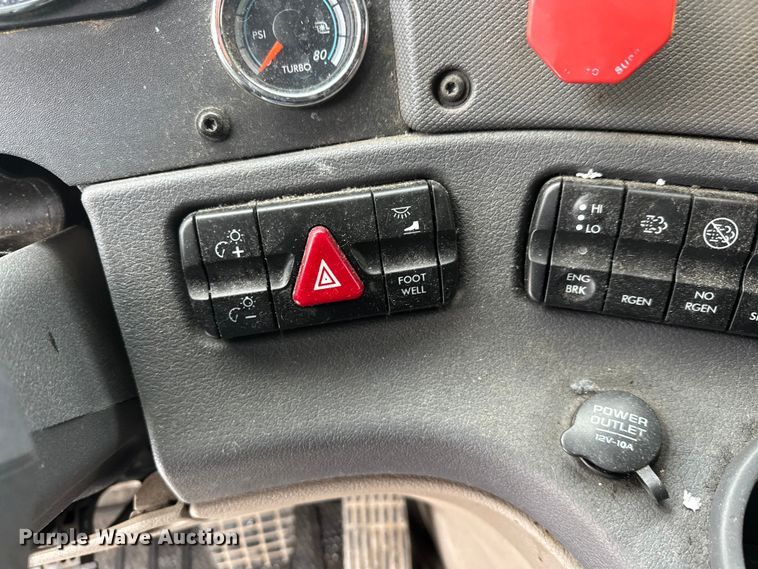 image for item FK1557 2015 Freightliner Cascadia  semi truck