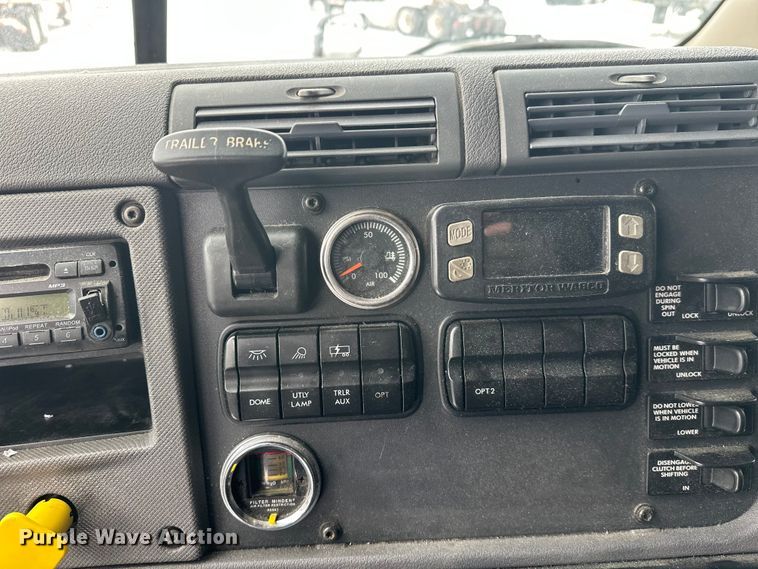 image for item FK1557 2015 Freightliner Cascadia  semi truck