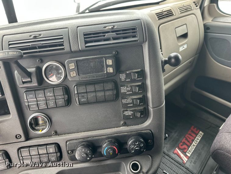 image for item FK1557 2015 Freightliner Cascadia  semi truck