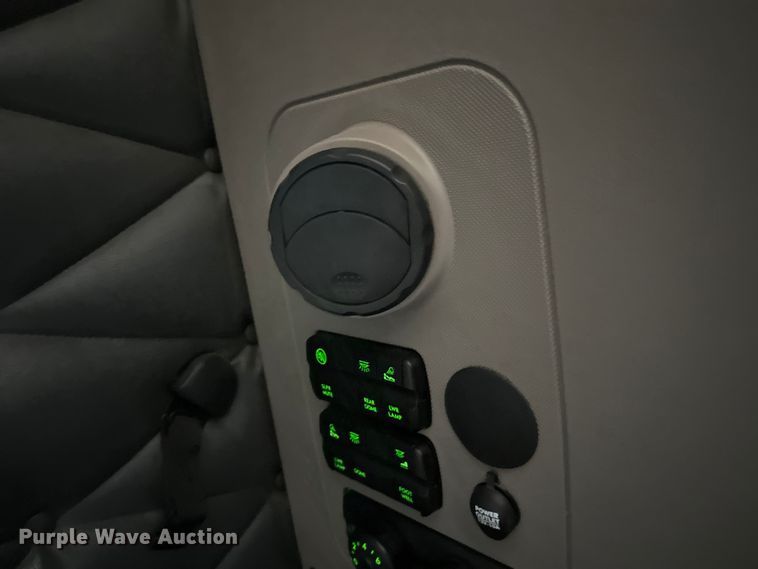 image for item FK1557 2015 Freightliner Cascadia  semi truck