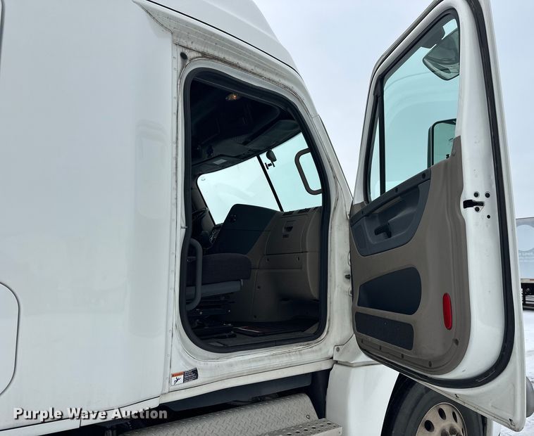 image for item FK1557 2015 Freightliner Cascadia  semi truck