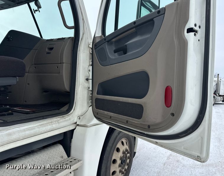 image for item FK1557 2015 Freightliner Cascadia  semi truck