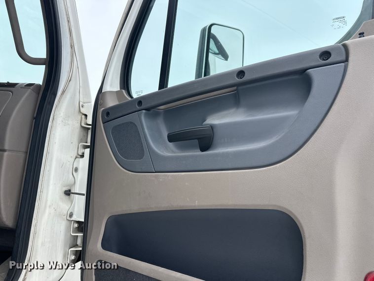 image for item FK1557 2015 Freightliner Cascadia  semi truck