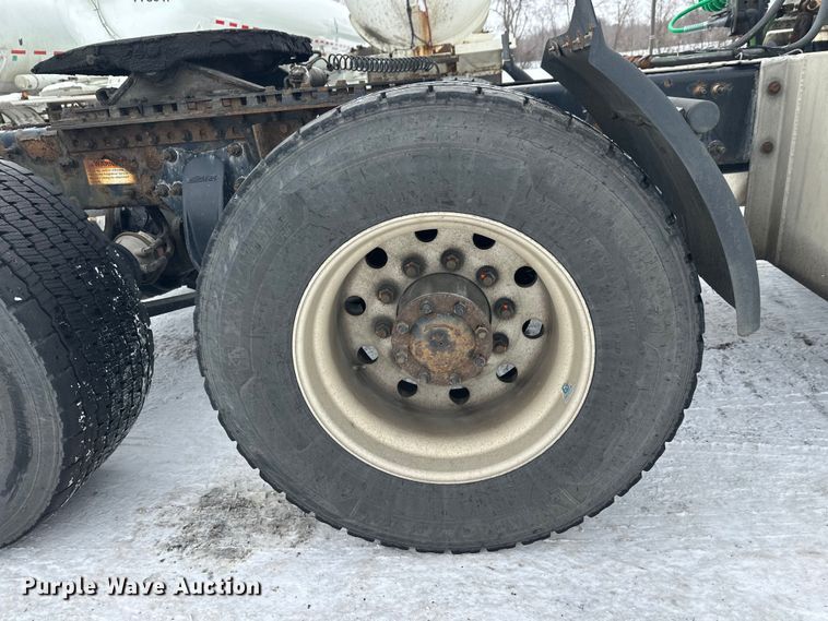 image for item FK1557 2015 Freightliner Cascadia  semi truck