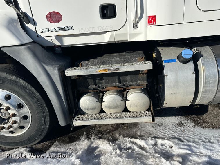 image for item FK1574 2016 Mack CXU613 semi truck