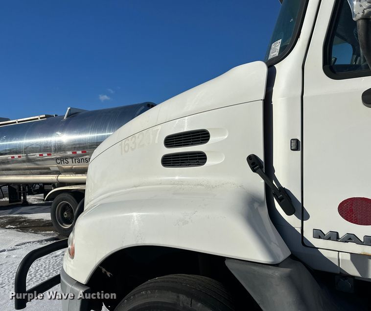 image for item FK1574 2016 Mack CXU613 semi truck