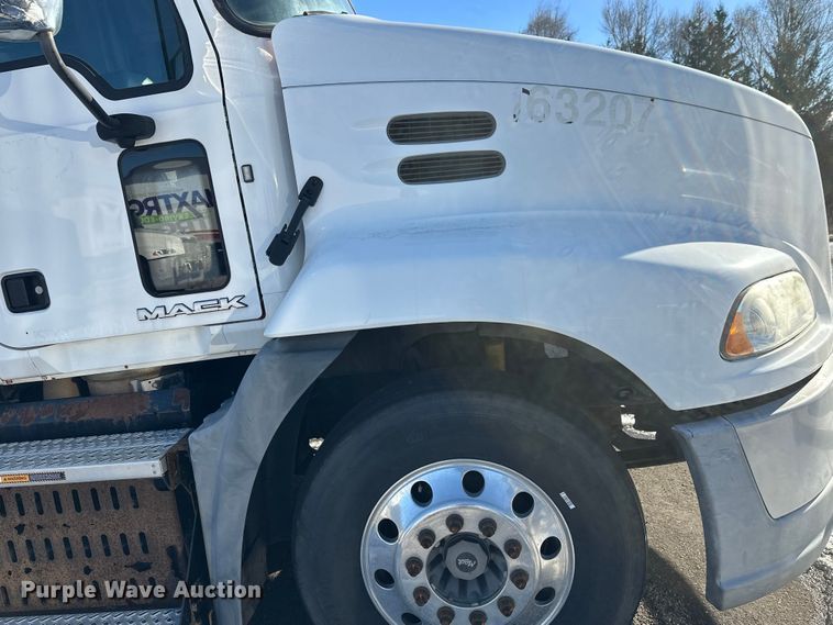 image for item FK1574 2016 Mack CXU613 semi truck