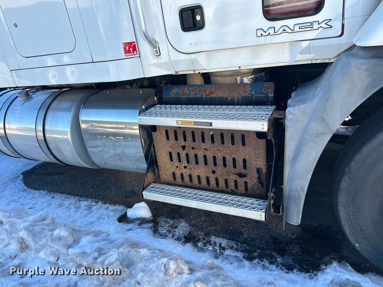 image for item FK1574 2016 Mack CXU613 semi truck