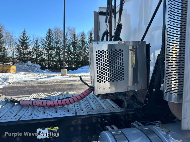 image for item FK1574 2016 Mack CXU613 semi truck