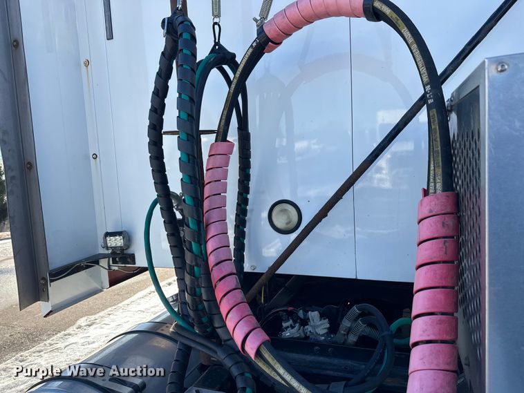 image for item FK1574 2016 Mack CXU613 semi truck